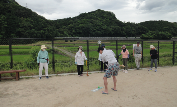 ゴールをよく狙って振りかぶる参加者